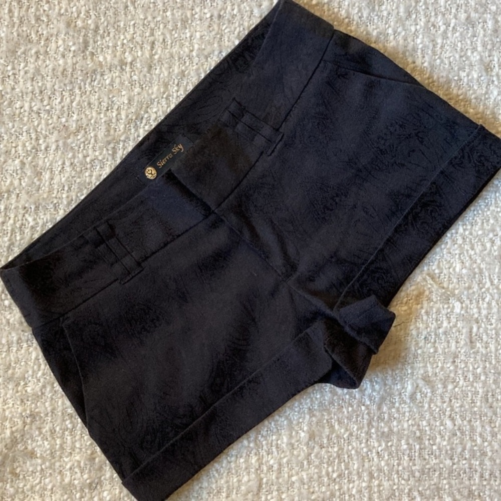 💕 Sienna Sky Size Small Black Paisley Textured Shorts